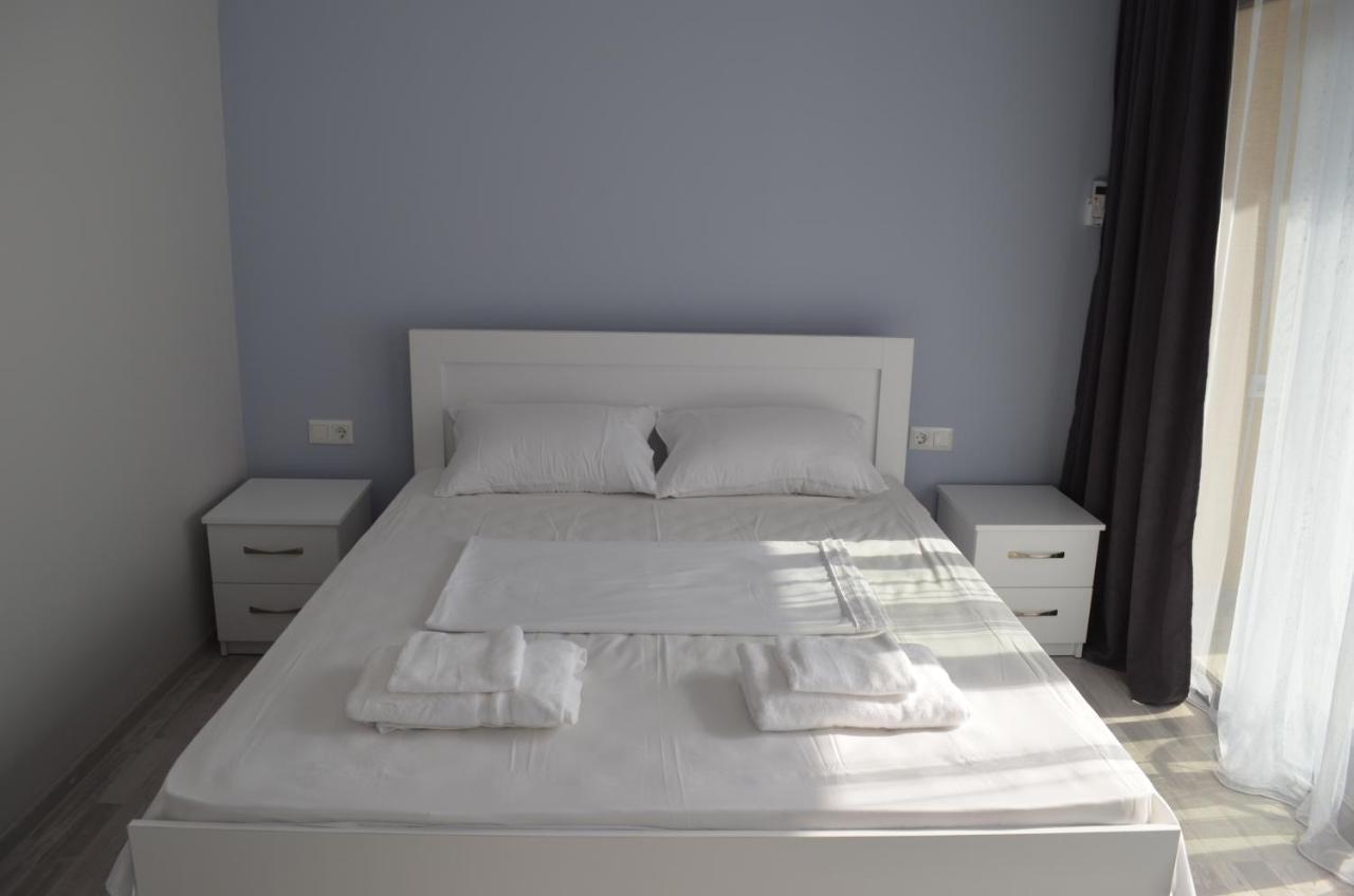 Guest House Madonna Kobuleti Exterior foto