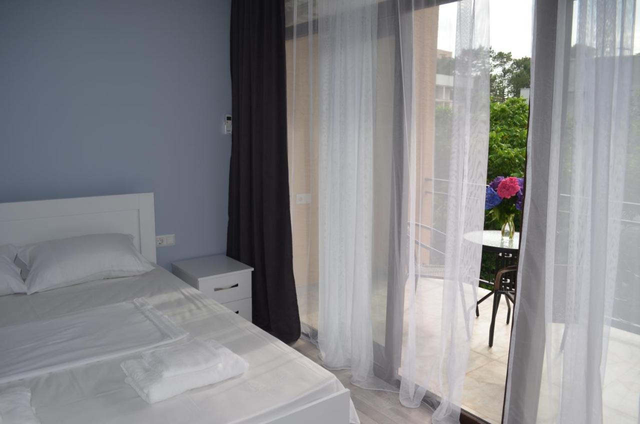 Guest House Madonna Kobuleti Exterior foto