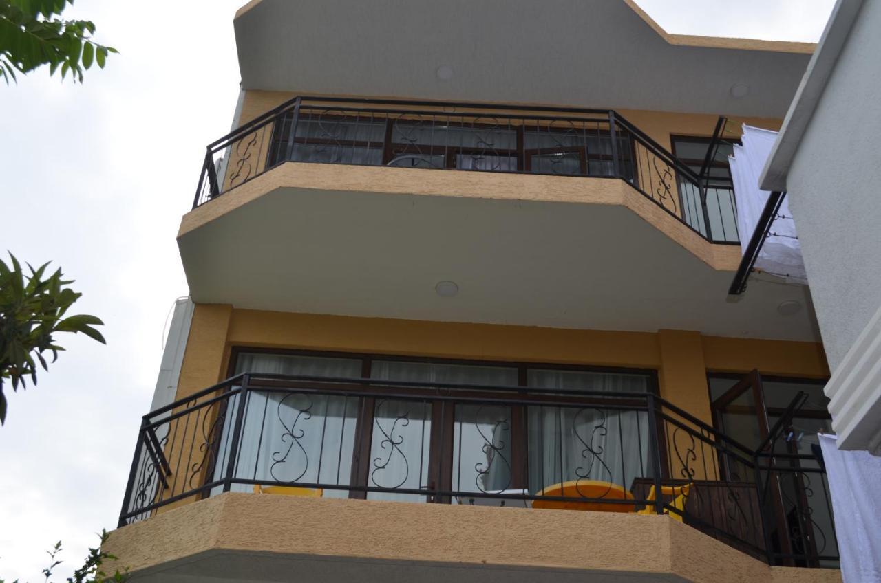 Guest House Madonna Kobuleti Exterior foto