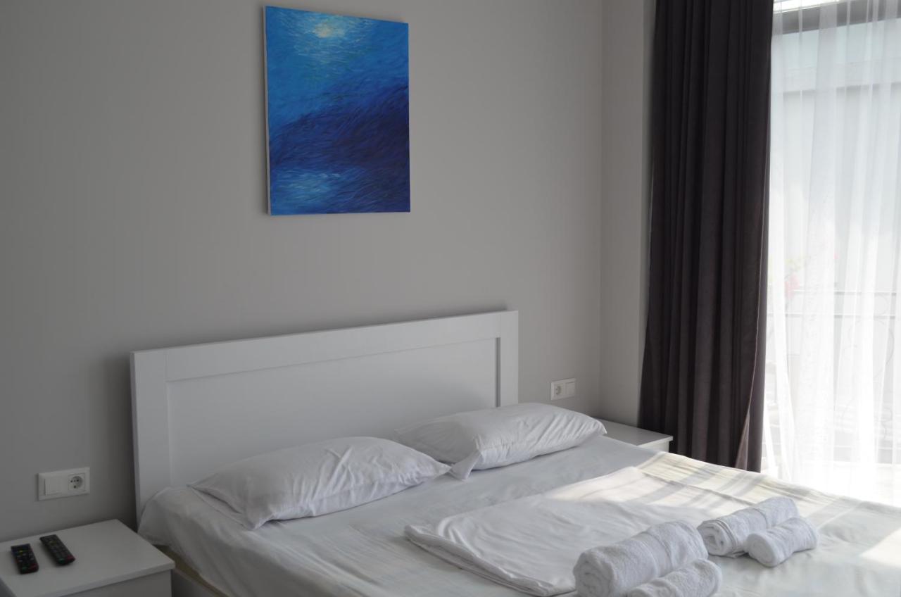 Guest House Madonna Kobuleti Exterior foto