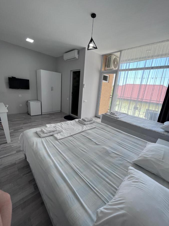 Guest House Madonna Kobuleti Exterior foto