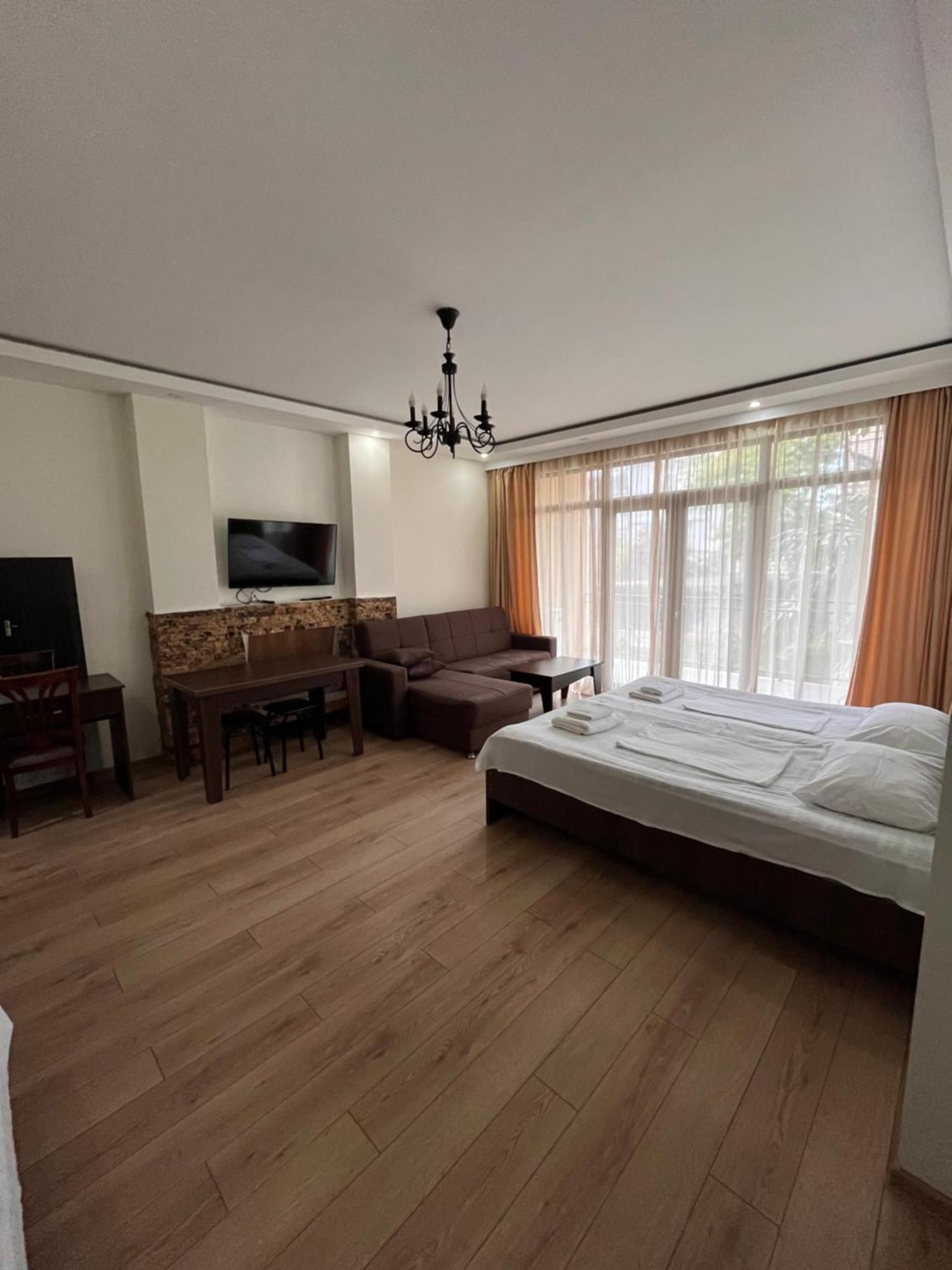 Guest House Madonna Kobuleti Exterior foto